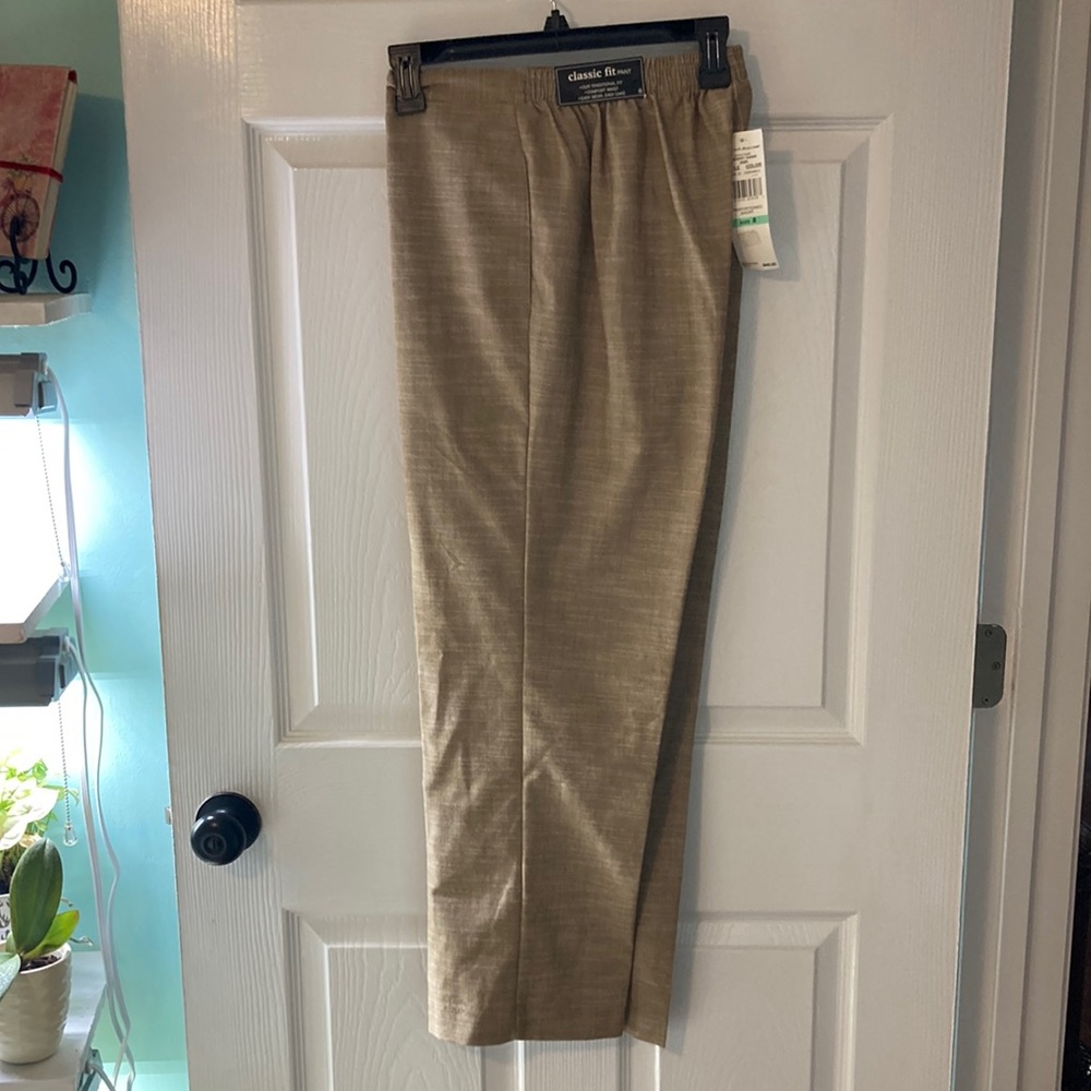 NWT Alfred Dunner Proportionated Short Classic Fit Pants. Size 8